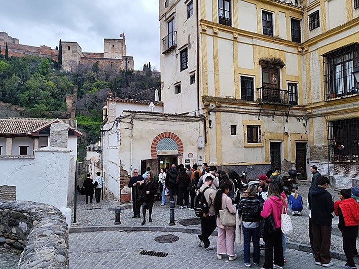 Largas colas para entrar a la tetería con las mejores vistas de Granada