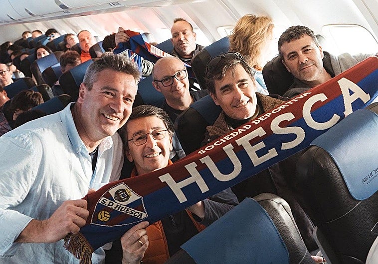 Un avión lleno de azulgranas llegará a Granada para ver a su equipo en Los Cármenes