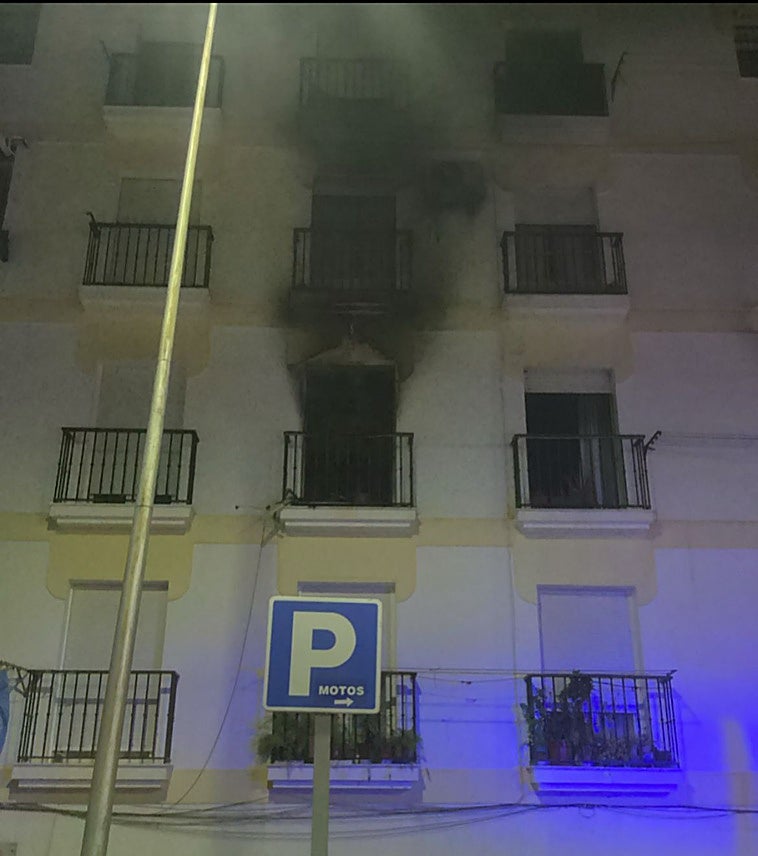 Desalojan a nueve familias tras declararse un incendio en un bloque de viviendas de Loja