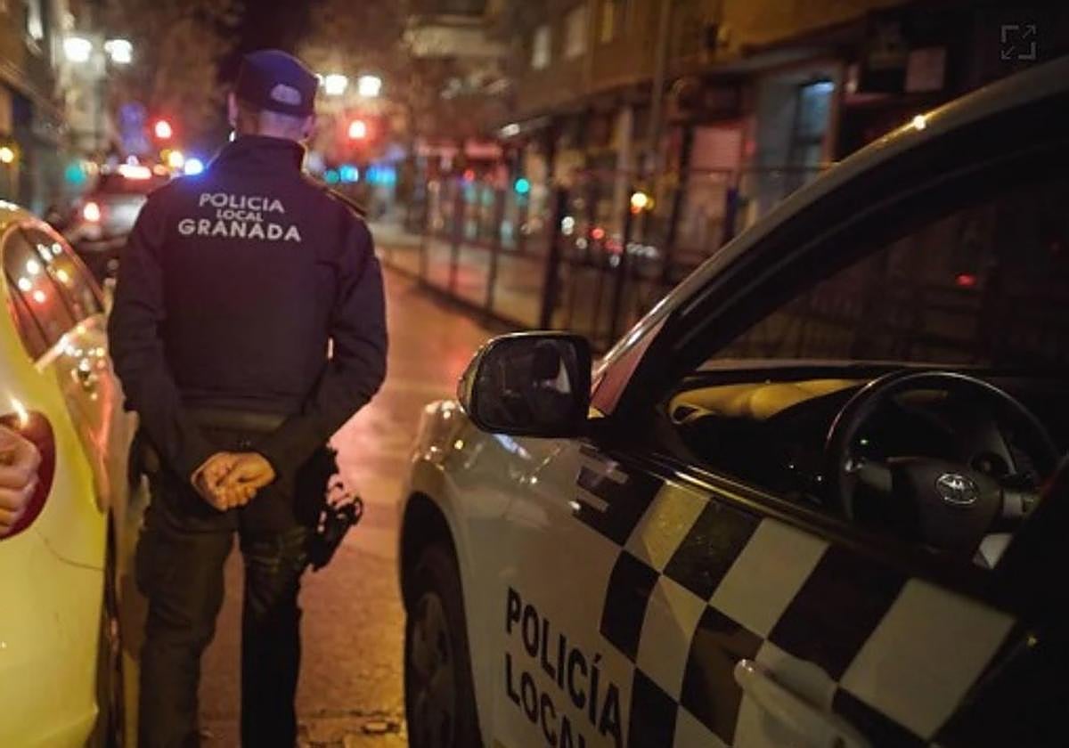 Llevan al hospital a dos personas con comas etílicos tras desalojar una discoteca en Granada 