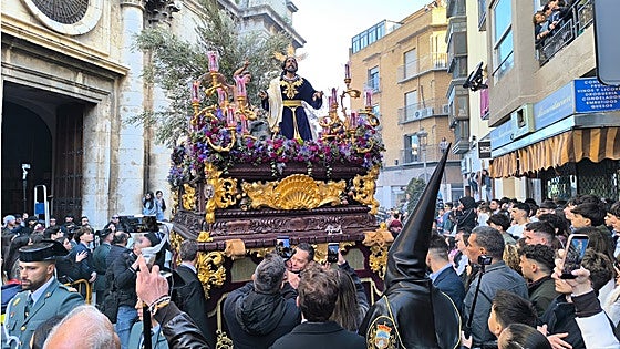 La brisa mece a los olivos de Jaén en la salida de la Oración en el Huerto