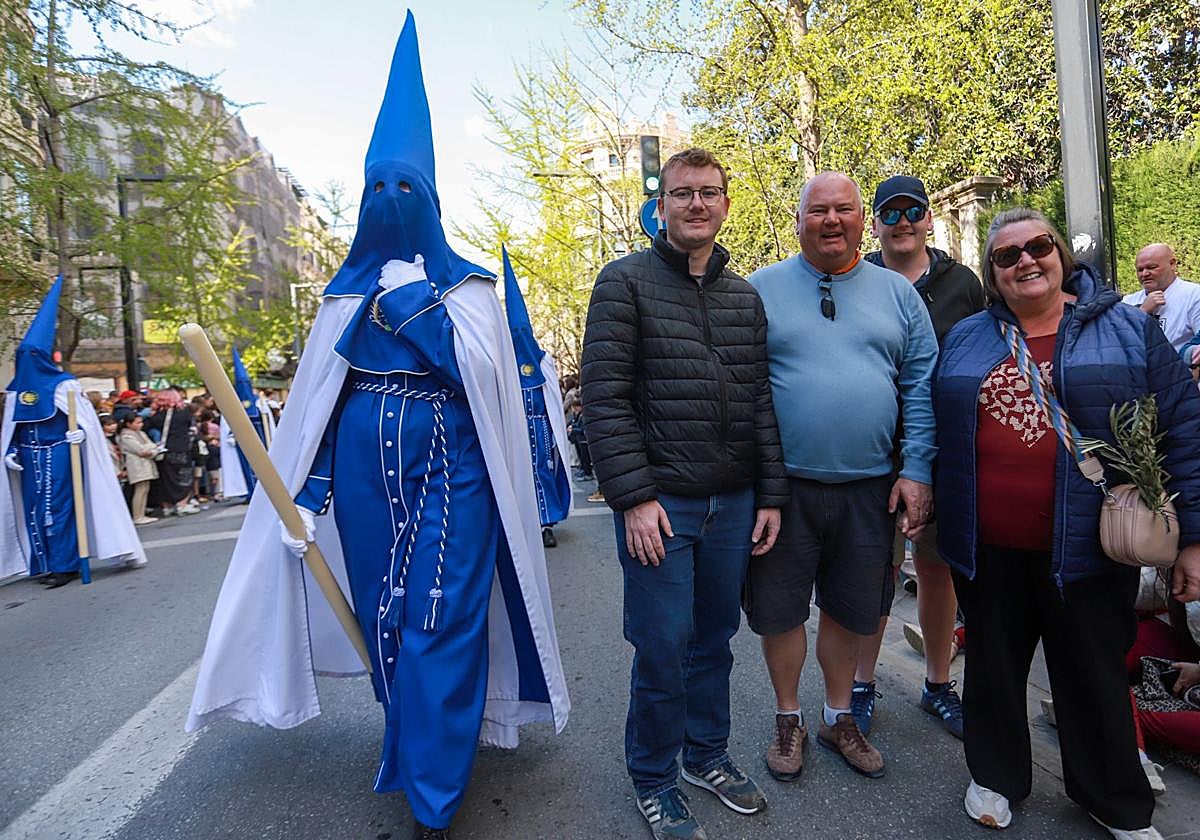 El famoso 'escocés del Granada' se trae a toda su familia para ver la Semana Santa