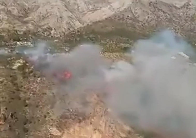 El Infoca duplica medios en Los Guájares: cuatro helicópteros y cuatro grupos de bomberos combaten el fuego