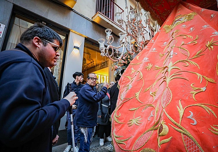 La emoción por los Dolores de Miguel, el tenor invidente de Granada: «Mi abuelo la fundó y siempre me recuerda a él»