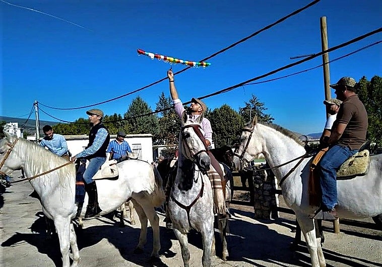 La carrera de cintas de amazonas y jinetes en un pueblo de Granada que atrae a muchos turistas