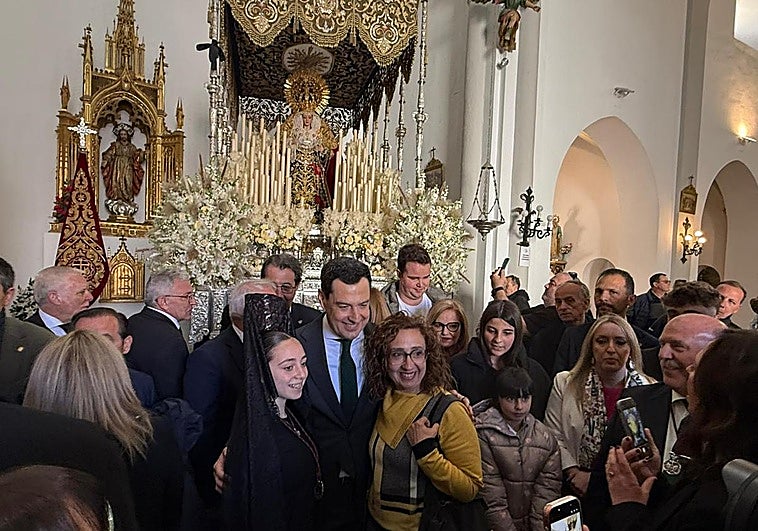 Juanma Moreno inicia en el Zaidín su jornada cofrade granadina y luego visita San Agustín