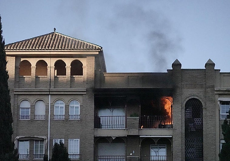 Desalojan un bloque en Plaza de Toros tras un fuego en un aparato de aire acondicionado