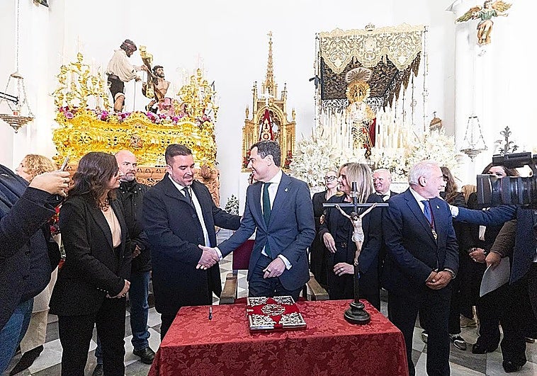 Juanma Moreno vive una intensa jornada de pasión en Granada