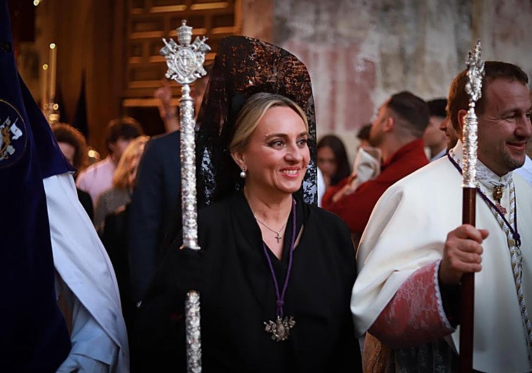 Marifrán Carazo cede el bastón de mando para que lo porte la Virgen Rosario