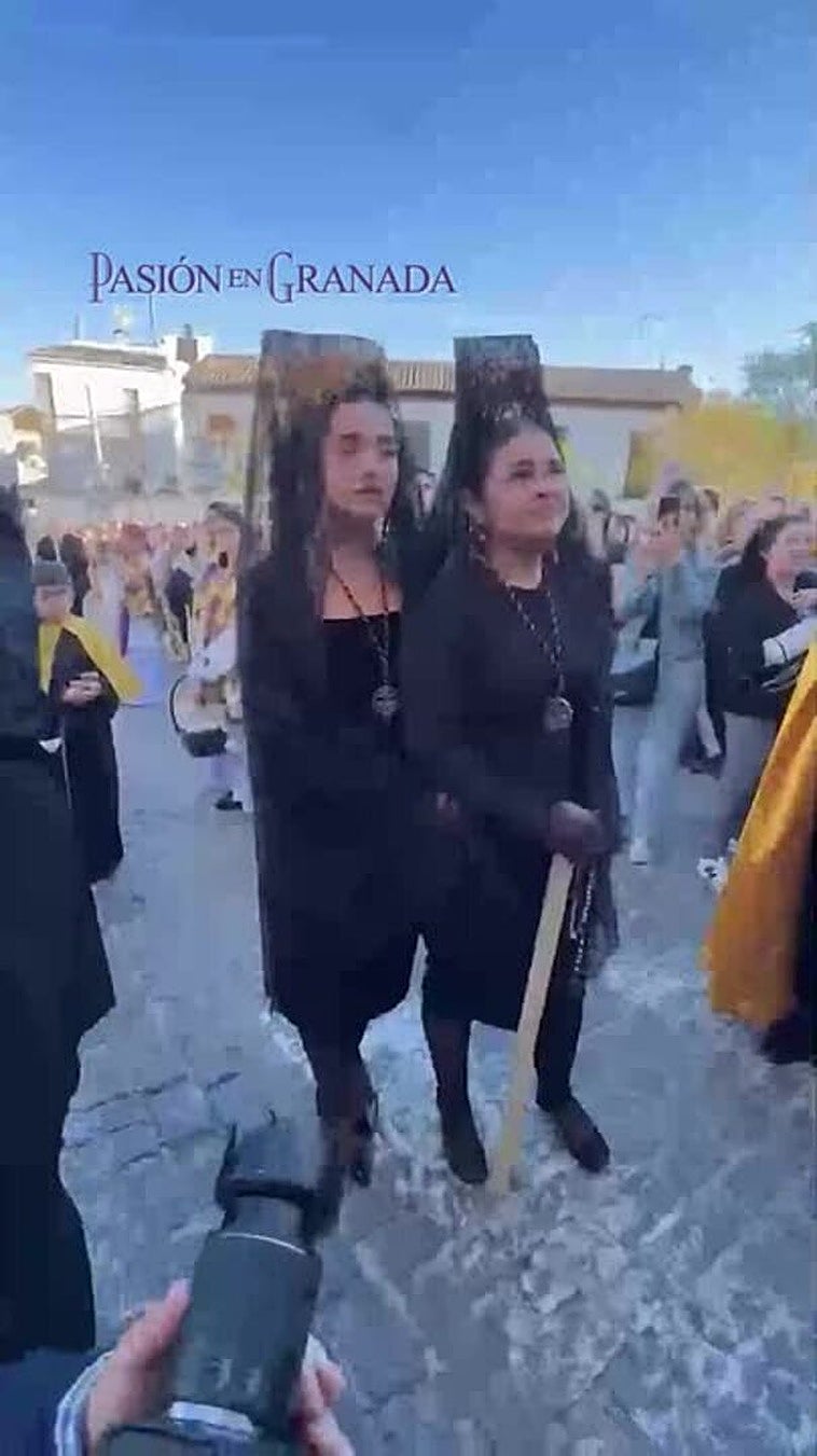 La levantá de Lola Índigo de mantilla en la procesión de La Estrella