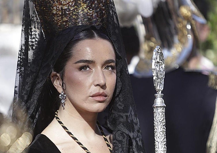 La levantá de Lola Índigo de mantilla en la procesión de La Estrella en Granada