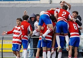 Celebración de un gol del Juvenil A en Peligros.