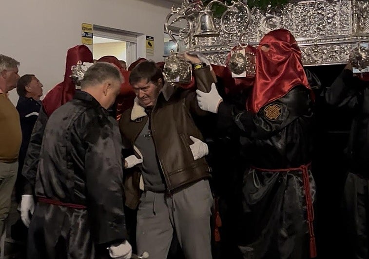 El herradureño que estuvo dos meses en coma por un accidente vuelve a portar al Cristo del Sepulcro