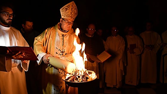 La Vigilia Pascual reúne en Jaén a multitud de fieles para celebrar la Resurrección