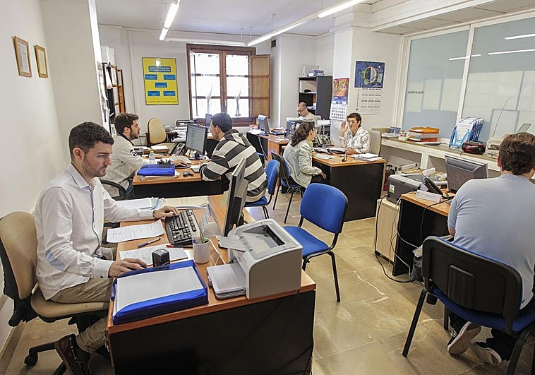 La Universidad de Granada lanza una oferta de trabajo para cubrir siete plazas de la Escala Básica