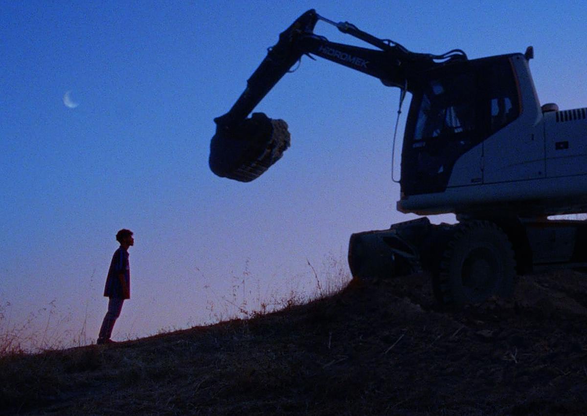 Imagen secundaria 1 - Escenas de la película 'Quién vio los templos caer'.