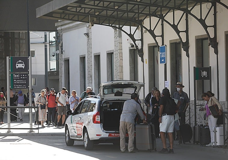 Detienen al hombre que atracó a dos taxistas con un cuchillo de cocina en Granada