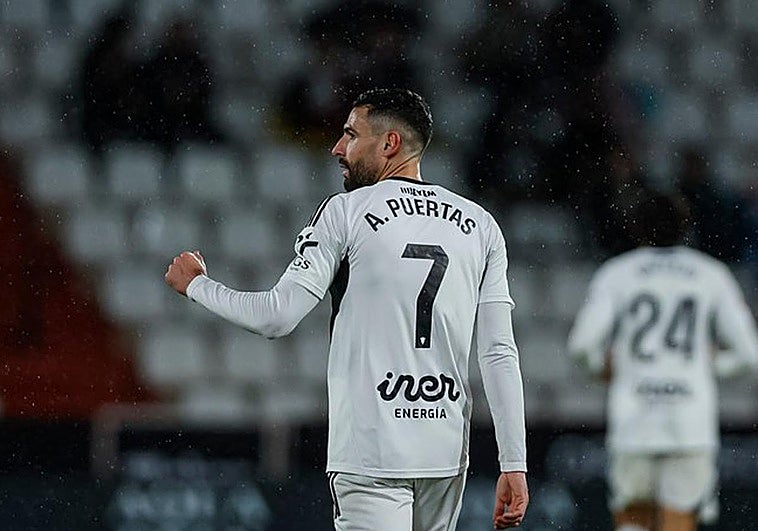 Varapalo para Antonio Puertas: se rompe el cruzado y se operará en Granada