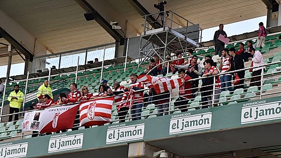 Los aficionados del Granada en la previa del derbi en Córdoba