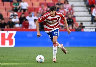 Juanjo Flores, en una arrancada con el balón en los pies desde la defensa.