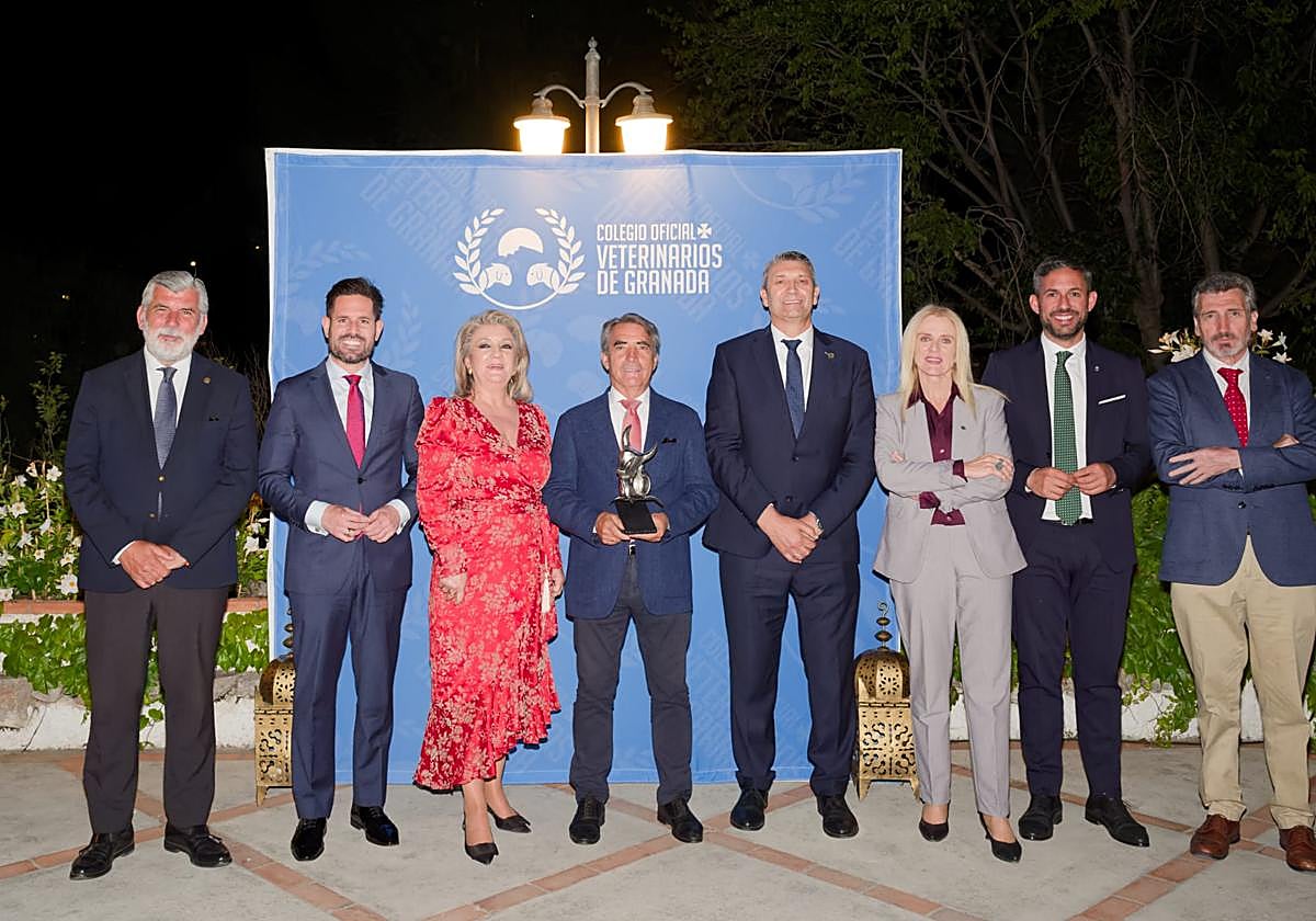 El ganadero Victorino Martín recibe el trofeo por 'Bolsiquero', mejor ...