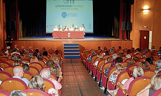 Clausura de récord en sus bodas de plata de la Universidad de Mayores de la UAL