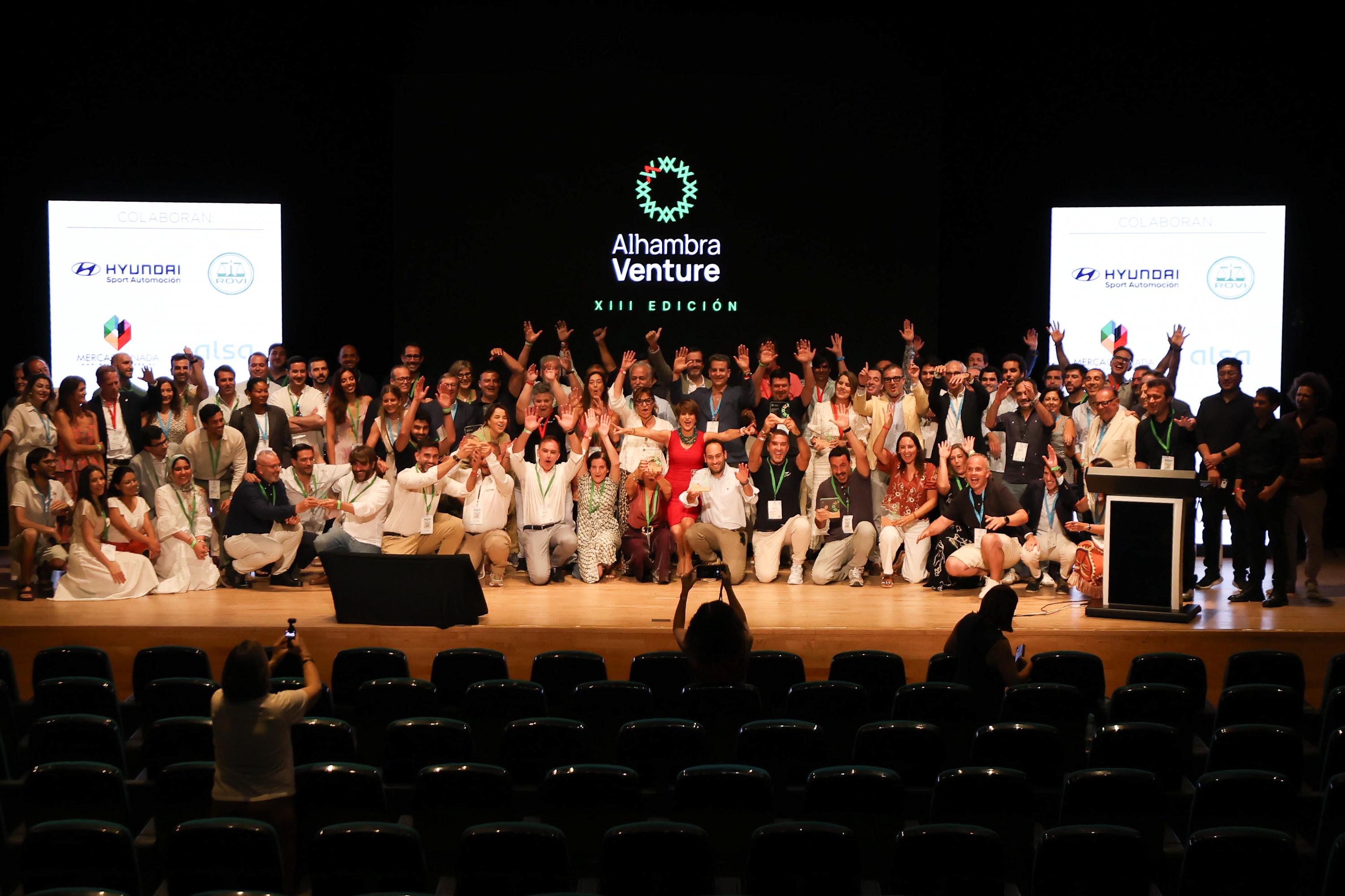 El equipo organizativo de Alhambra Venture y las startups ganadoras posan sobre el escenario del Palacio de Congresos al final de la gala de premios.
