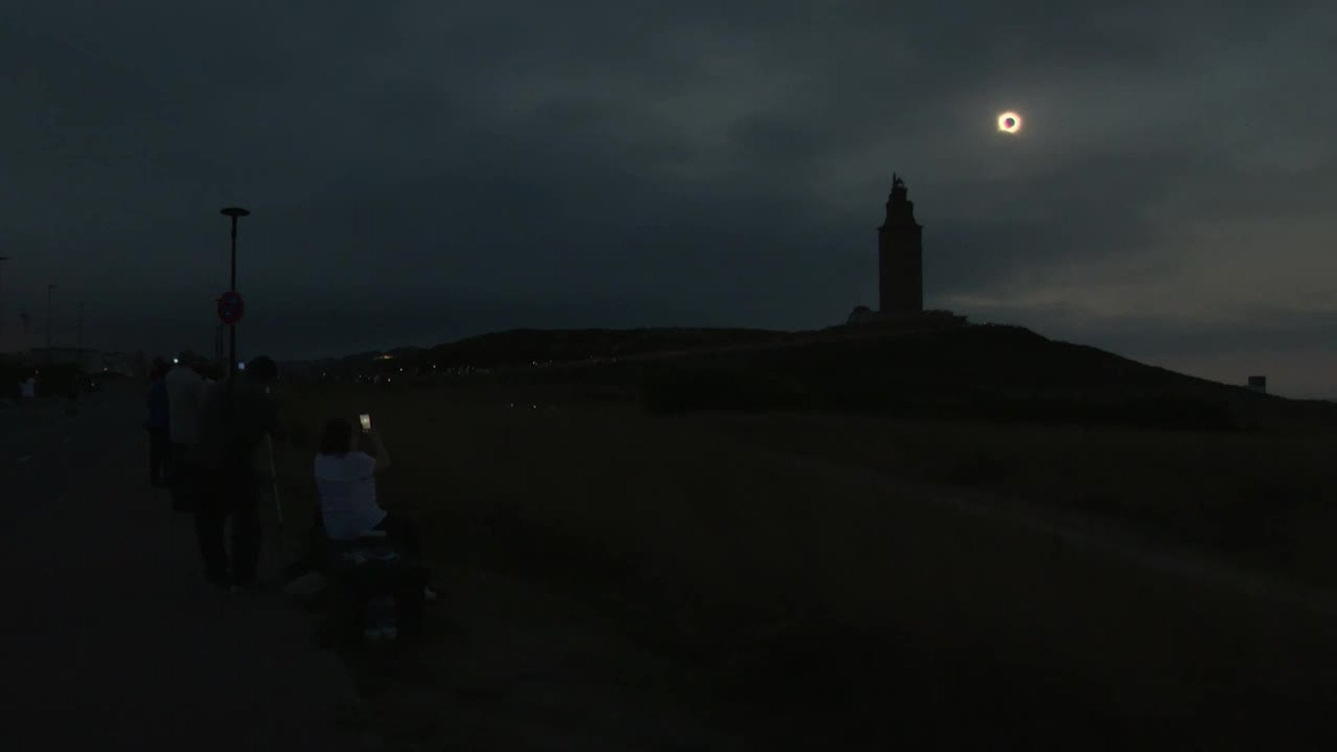 El eclipse solar en Galicia: un acontecimiento espectacular con seguimiento desigual por nubes