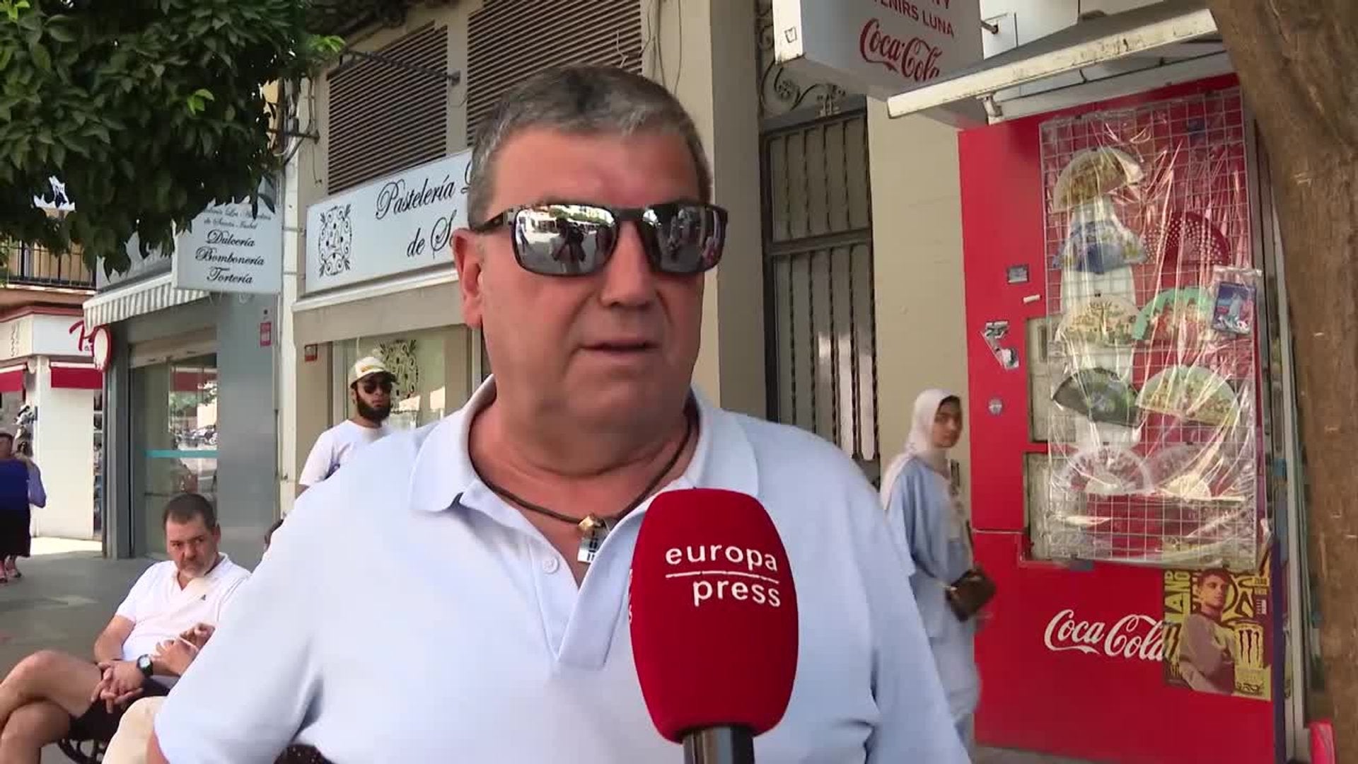 Vecinos y turistas sobrellevan la alerta naranja por altas temperaturas en Sevilla