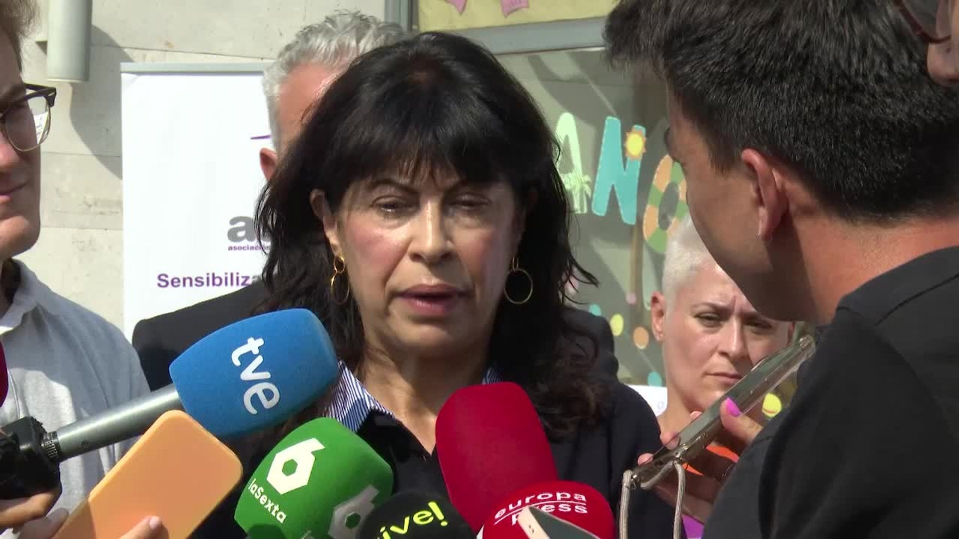 Redondo niega que las menores "deambulen" en Ceuta y subraya la preocupación por su protección