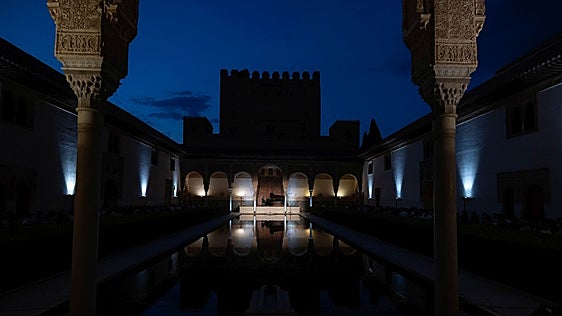 El Patio de los Arrayanes ve anochecer con una lección de música de Perianes