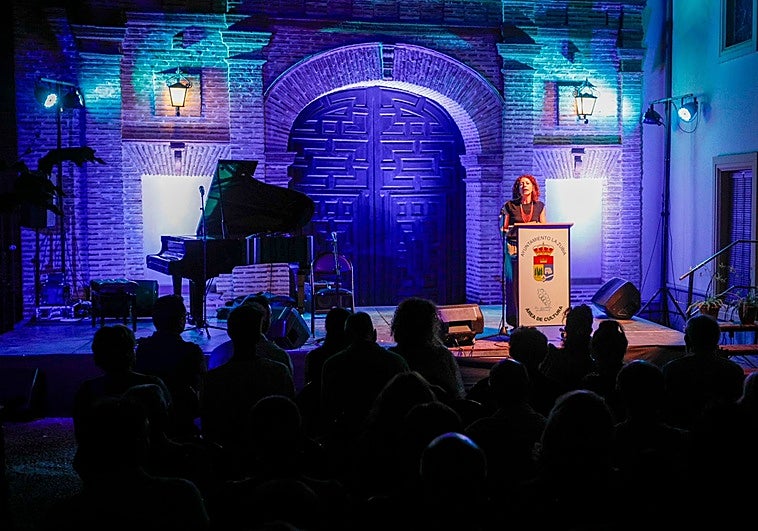 Un momento de la intervención de Nieves Chillón en la jornada inaugural de Poesía en el Laurel.