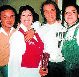 Foto con un joven Pepe Habichuela con su guitarra en ristre