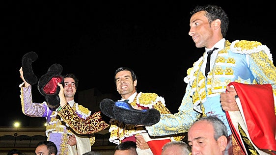 Tarde para el recuerdo en Santa Margarita con la rotunda salida a hombros de la terna
