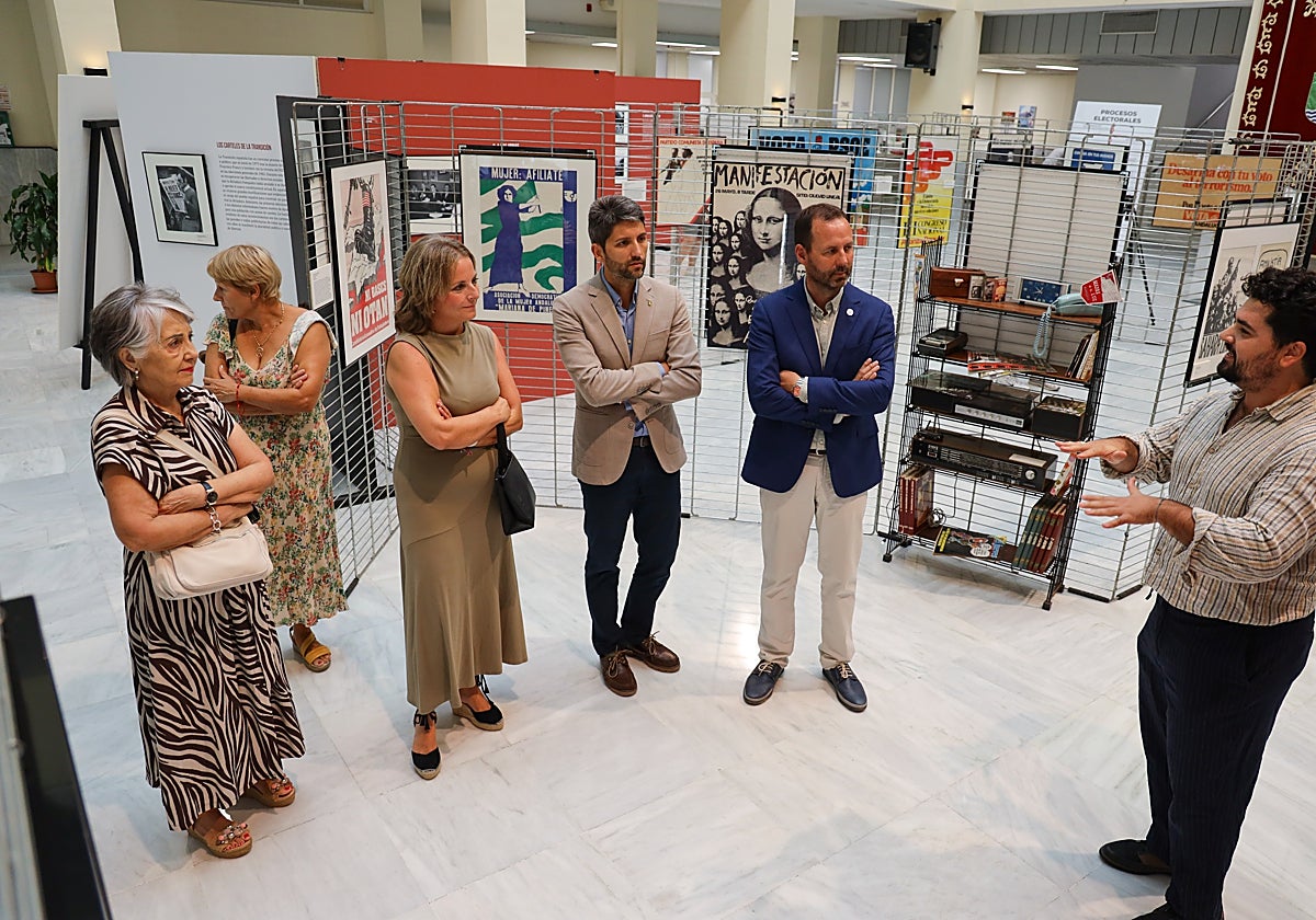 El Patio de Luces de El Ejido rememora la Transición con una exposición de más de 350 carteles y medio millar de documentos