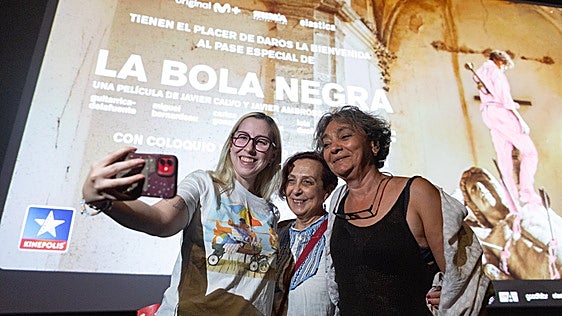 Clara, Eva y Silvia, en el interior de una de las salas de Kinépolis, antes de 'La bola negra'.