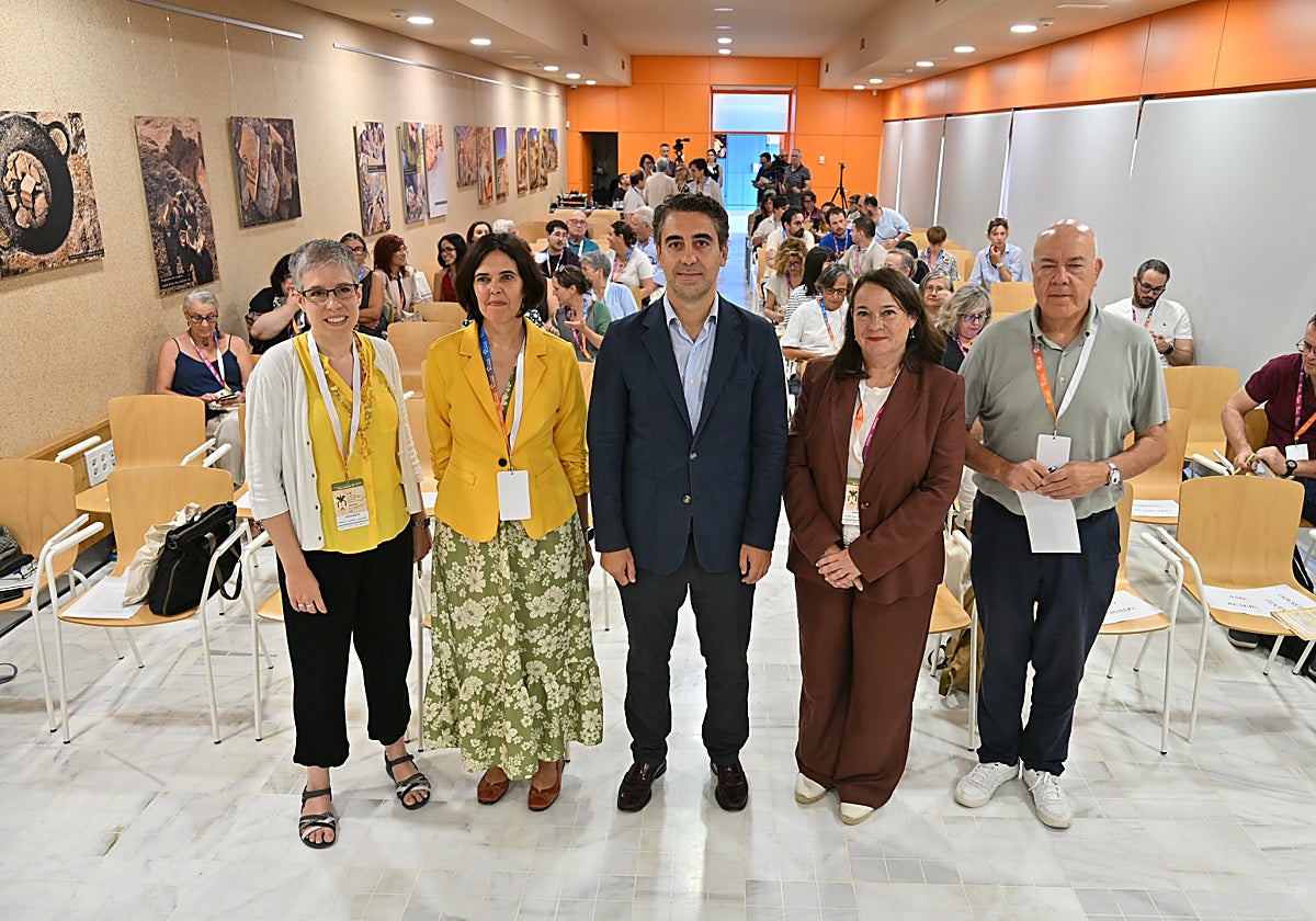 Organizadores y participantes en las jornadas que se desarrollan en el Barrio Andalusí.