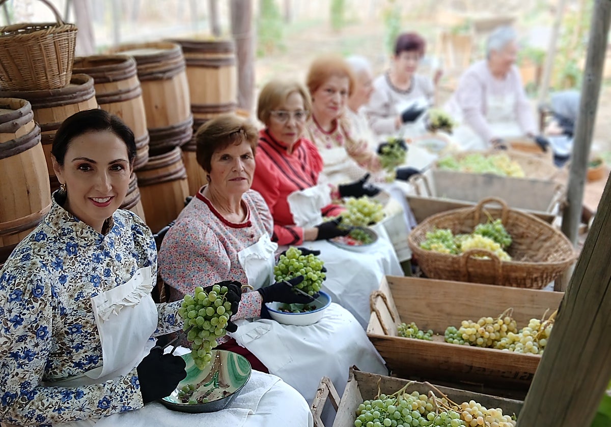 Mujeres, en la faena de la uva.