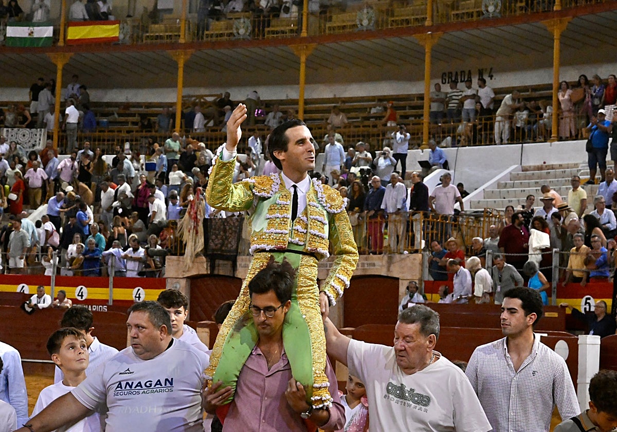 Juan Ortega da la vuelta al ruedo tras cortar dos orejas al toro de su segundo Capote de Paseo.