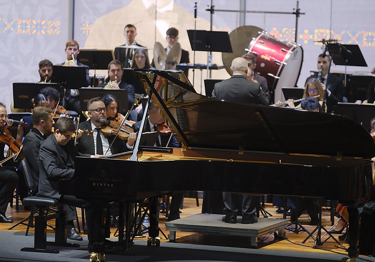El concierto del 25 aniversario de la OCAL tuvo como invitado al pianista Javier Perianes.