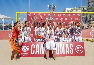 Alegr&iacute;a de las juveniles del Asako Motril tras proclamarse campeonas.