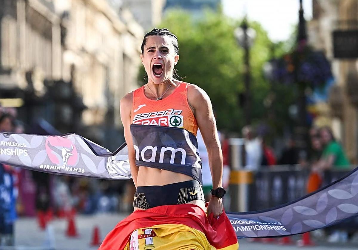 María Pérez celebra su victoria en el medio maratón de marcha europeo.