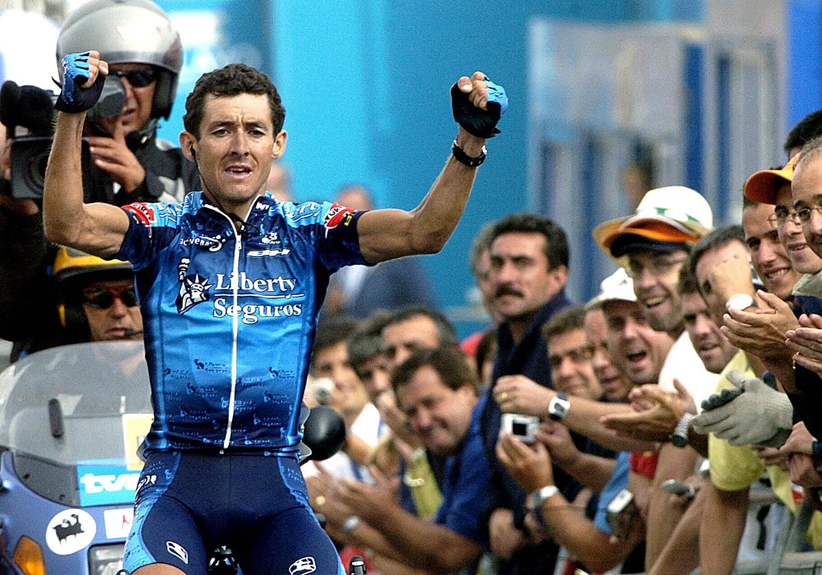 Roberto Heras levanta los brazos como ganador de la primera etapa que concluyó en Calar Alto, celebrada en 2004