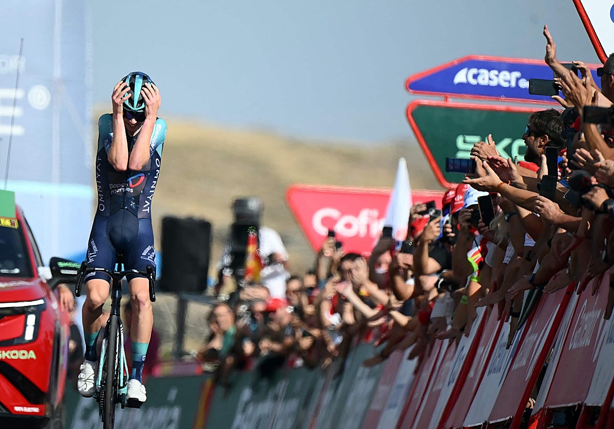 Jakob Omrzel celebra un increíble triunfo en una etapa increíble.