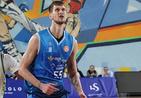 El lituano de 224 centímetros Jonas Paukste.