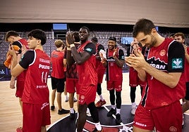 Los jugadores del Covirán, contentos tras ganar al Alicante en pretemporada, este sábado se suben ya las cortinas del Palacio de los Deportes.