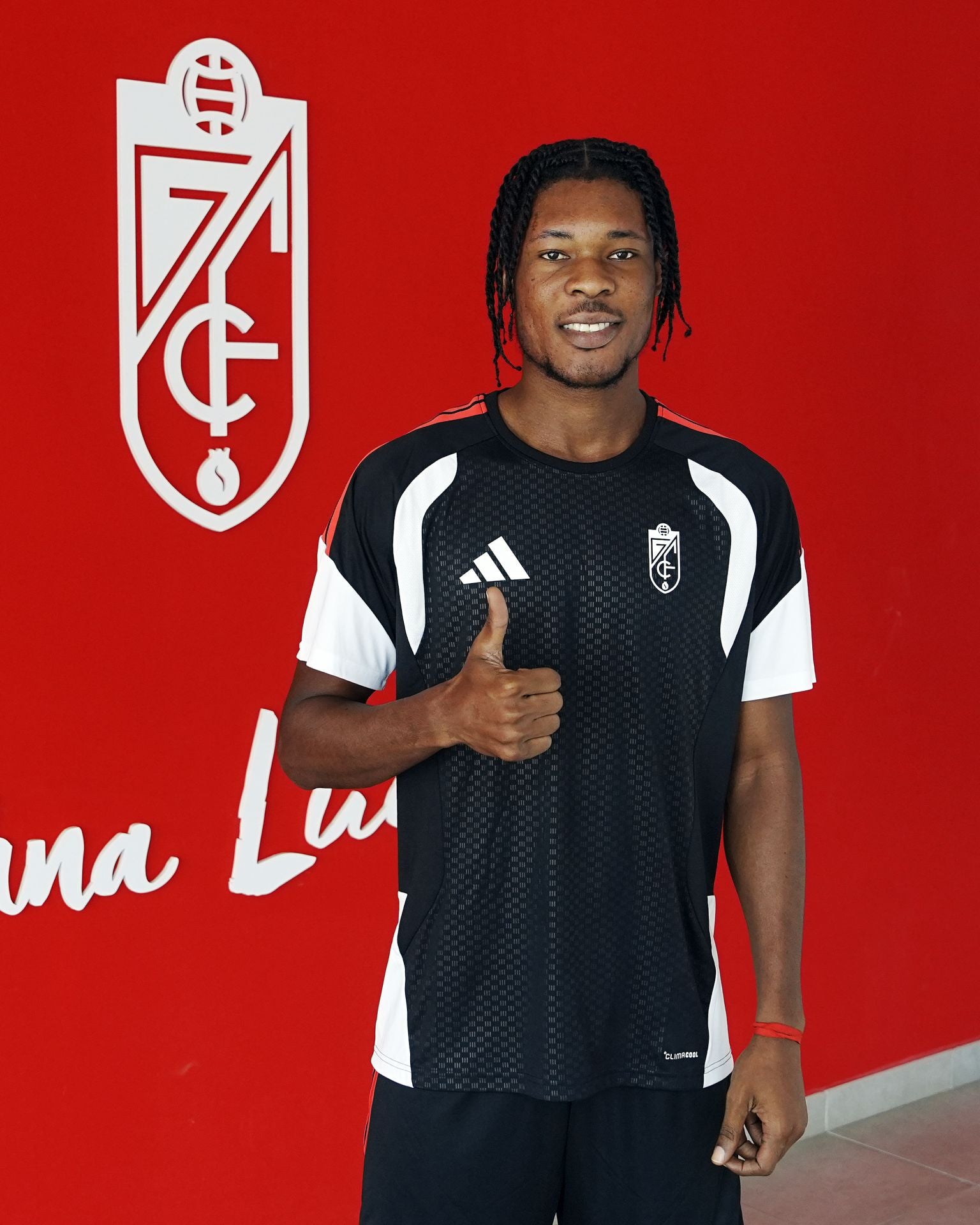 Derrick posa tras firmar su nuevo contrato.