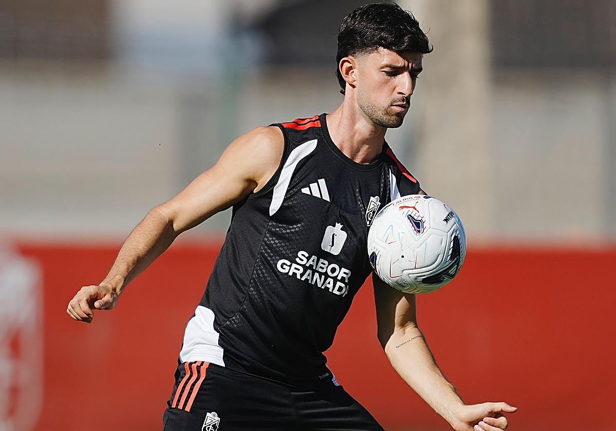 Alejandro Marqués controla un balón en un entrenamiento con el Granada.