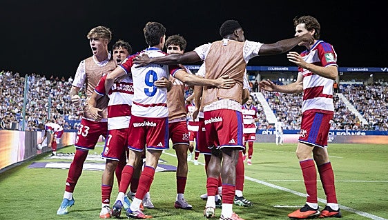 Todos aprueban en el Granada CF pese al tropiezo