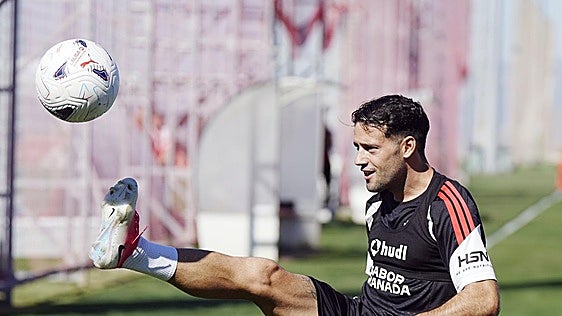José Arnaiz controla el balón estirando su pierna durante el entrenamiento del Granada.